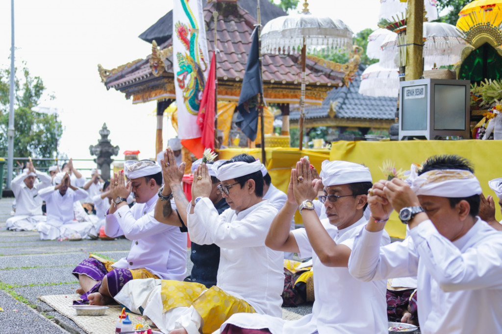 Sekda Adi Arnawa Hadiri Karya Pujawali di Pura Pucak Tedung Petang